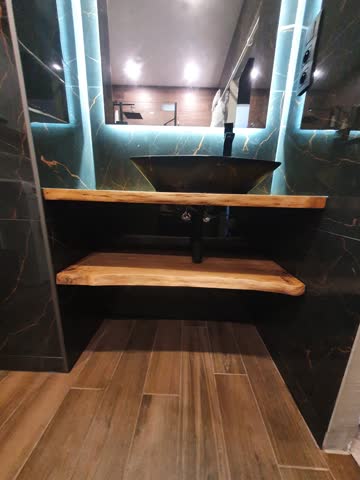 Łazienka, umywalka, drewniany blat