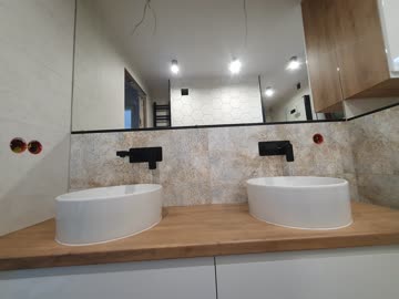 Łazienka, dwie umywalki, w trakcie prac